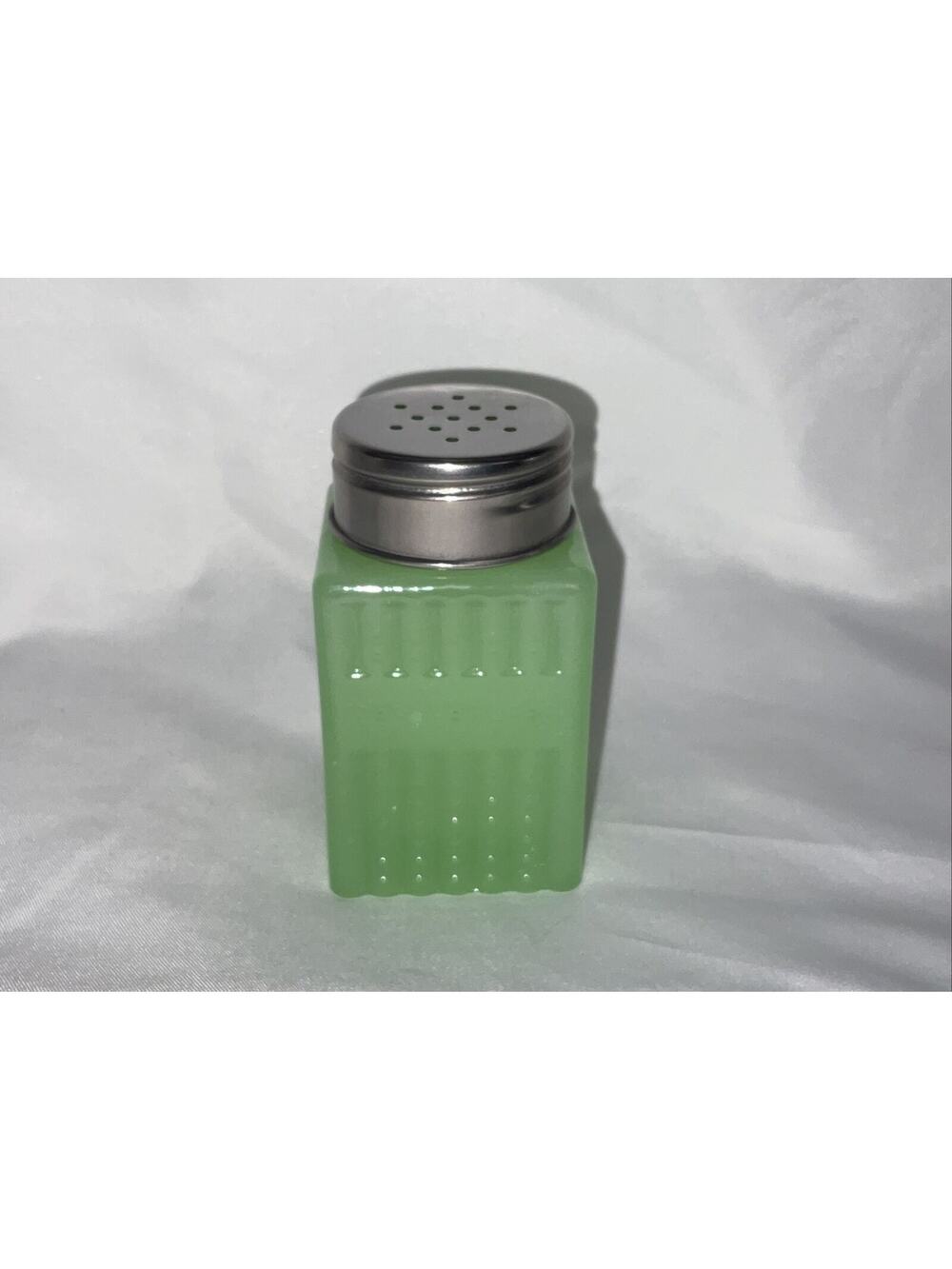 NEW TTABLECRAFT PRODUCTS JADEITE WARE GREEN RETRO SALT PEPPER SPICE SHAKER